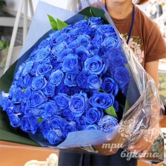 101 синяя роза в крафте 70 см