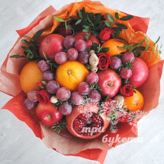 Букет из фруктов и кустовых роз