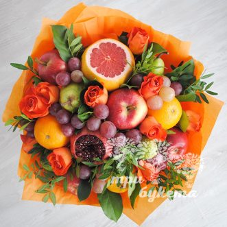 Букет из фруктов и оранжевых роз