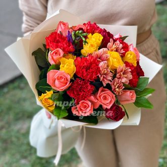 Букет разноцветных роз с гвоздиками